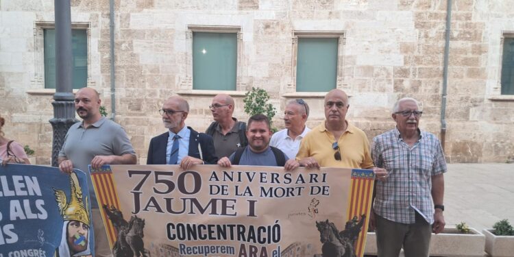 Decidix participa en la concentración por el Derecho Civil Valenciano y denuncia la hipocresía de los partidos políticos en el 750 aniversario de Jaume I 1 Decidix participa en la concentración por el Derecho Civil Valenciano y denuncia la hipocresía de los partidos políticos en el 750 aniversario de Jaume I