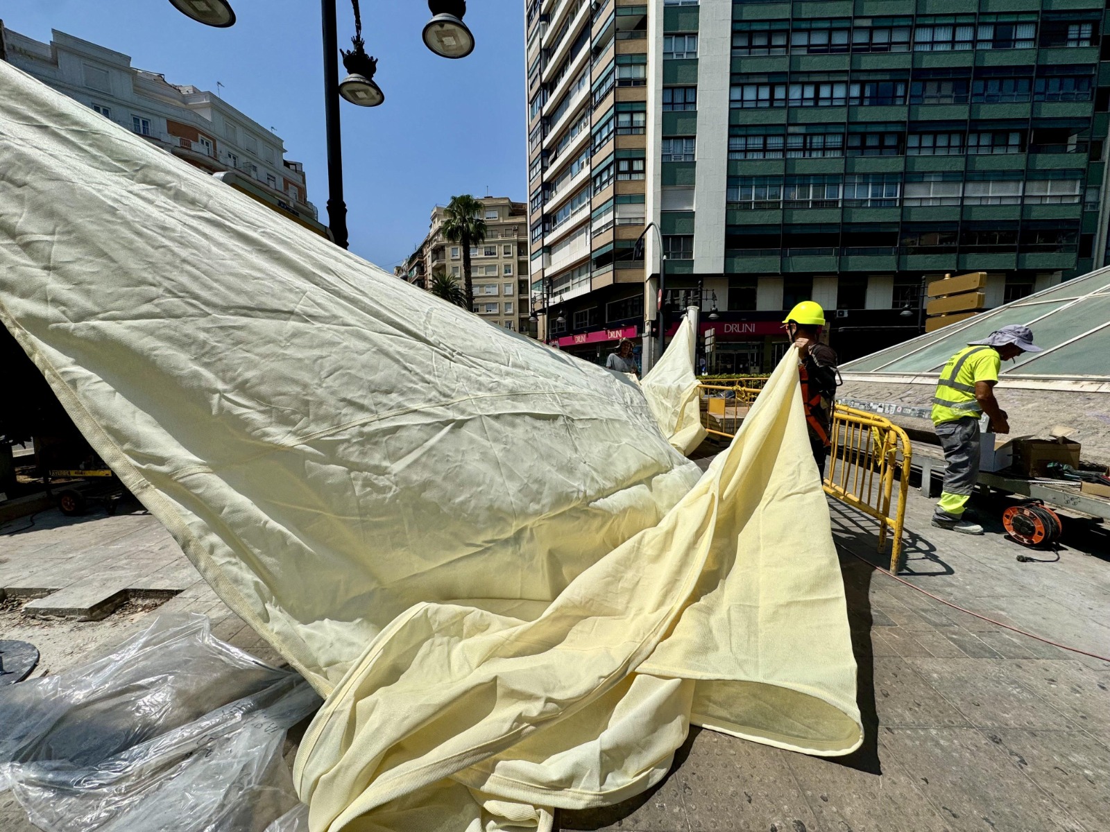 María José Catalá rescata los toldos que criticó en la oposición y plantea llevarlos a más plazas céntricas 3 WhatsApp Image 2026 07 29 at 13.33.082