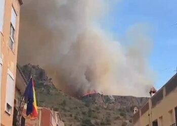 Alerta máxima en el Alto Palancia: evacúan Azuébar y cierran el Puerto de Sagunto por el incendio en Soneja