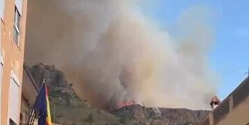Alerta máxima en el Alto Palancia: evacúan Azuébar y cierran el Puerto de Sagunto por el incendio en Soneja