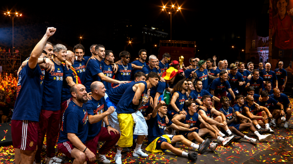 España celebra su segundo Mundial con una multitudinaria fiesta en Cibeles ante dos millones de aficionados 21 celebracion de la fiesta del mundial de futbol madrid espana 9