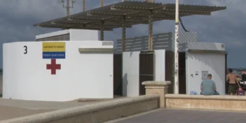 Muere un hombre de 75 años tras ser rescatado inconsciente del mar en la playa de la Malvarrosa