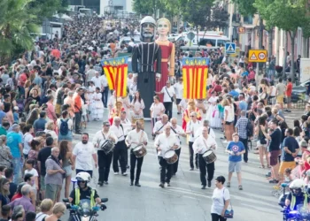 Manises regala su historia en la tradicional Cabalgata de la Cerámica 14 Manises regala su historia en la tradicional Cabalgata de la Cerámica