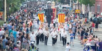 Manises regala su historia en la tradicional Cabalgata de la Cerámica