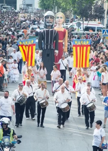 Manises regala su historia en la tradicional Cabalgata de la Cerámica
