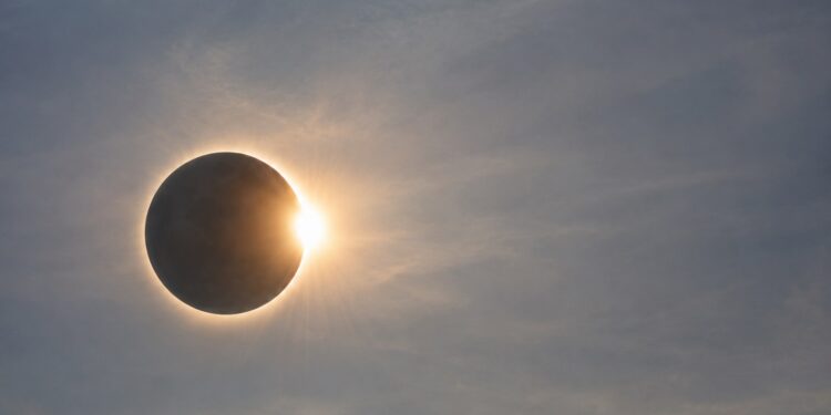 La Universitat de Valencia retransmitirá en directo el histórico eclipse solar del 12 de agosto