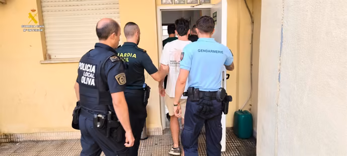 Tres detenidos por destrozar varios coches en la playa de Oliva: la Guardia Civil investiga si hay más víctimas 1 fotonoticia 20260716093642 690