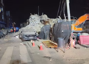 Retiran una excavadora del edificio derrumbado de Benetússer tras acceder al recinto precintado sin autorización 15 fotonoticia 20260716182841 690