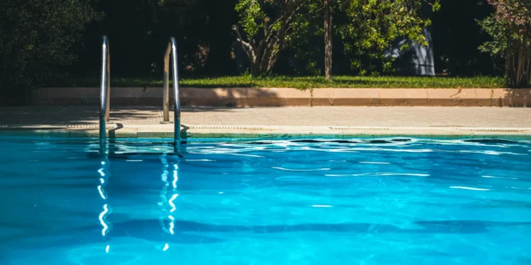 Más de 60 turistas intoxicados en la piscina de un hotel de Benahavís tras un posible fallo en el sistema de tratamiento del agua 1 imagen archivo piscina 97
