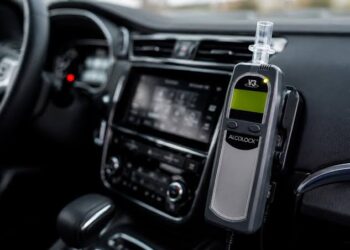 Europa cierra el cerco al alcohol al volante: todos los coches nuevos deberán incluir la preinstalación del 'Alcolock'