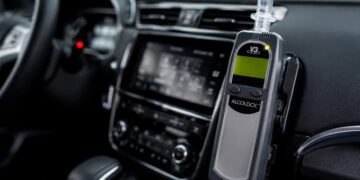Europa cierra el cerco al alcohol al volante: todos los coches nuevos deberán incluir la preinstalación del 'Alcolock'