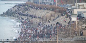 Crisis total en Ceuta: El Ejército se despliega tras una presión migratoria sin precedentes