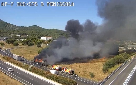 Un camión incendiado en la AP-7 desata un fuego forestal en Peñíscola y obliga a cortar el tráfico 2 incendio AP 7