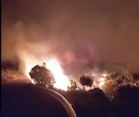 Los bomberos de la Comunitat Valenciana y Catalunya controlan el incendio forestal declarado en la frontera entre Rossell y Tarragona 2 incendio roselll