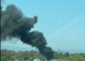 Un incendio en un desguace de El Verger provoca una gran columna de humo y obliga a pedir el confinamiento preventivo de la zona costera