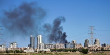 Gran columna de humo negro por un incendio en un restaurante de la Av. Cortes Valencianas