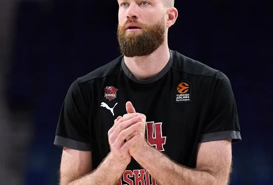 Matt Costello se despide del Valencia Basket tras conquistar la Liga y la Supercopa 1 licensed image