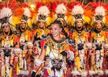 Oliva celebra el centenario de sus fiestas de Moros y Cristianos con una edición histórica 14 moros y cristianos