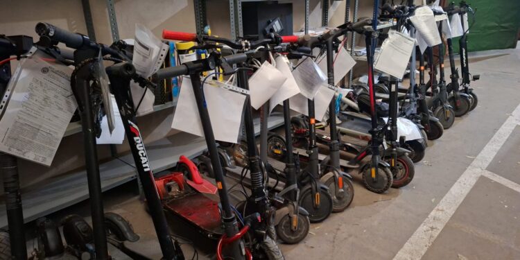 La Policía Local de Paterna refuerza el control de los patinetes eléctricos para garantizar una movilidad más segura en la ciudad 1 La Policía Local de Paterna refuerza el control de los patinetes eléctricos para garantizar una movilidad más segura en la ciudad