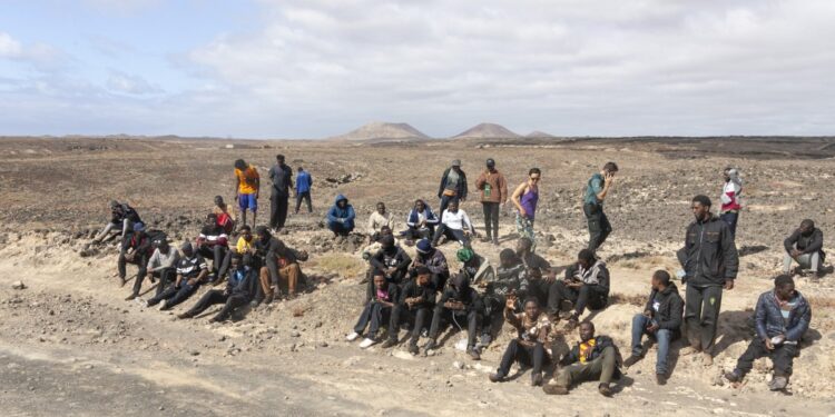 Rescatan a 24 personas migrantes en dos pateras frente a la costa de Alicante y detienen a dos presuntos patrones 1 pateras