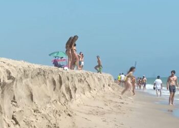 Un "escalón" de metro y medio en la playa de Motilla desata la indignación vecinal en Sueca 14 Un "escalón" de metro y medio en la playa de Motilla desata la indignación vecinal en Sueca