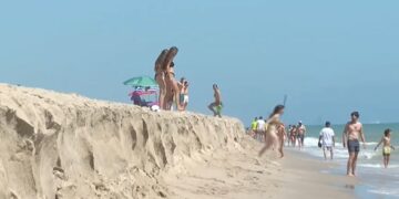 Un "escalón" de metro y medio en la playa de Motilla desata la indignación vecinal en Sueca