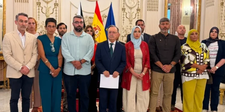 Frente común e institucional en Ceuta tras un cruce masivo sin precedentes en el espigón de Tarajal 1 Frente común e institucional en Ceuta tras un cruce masivo sin precedentes en el espigón de Tarajal