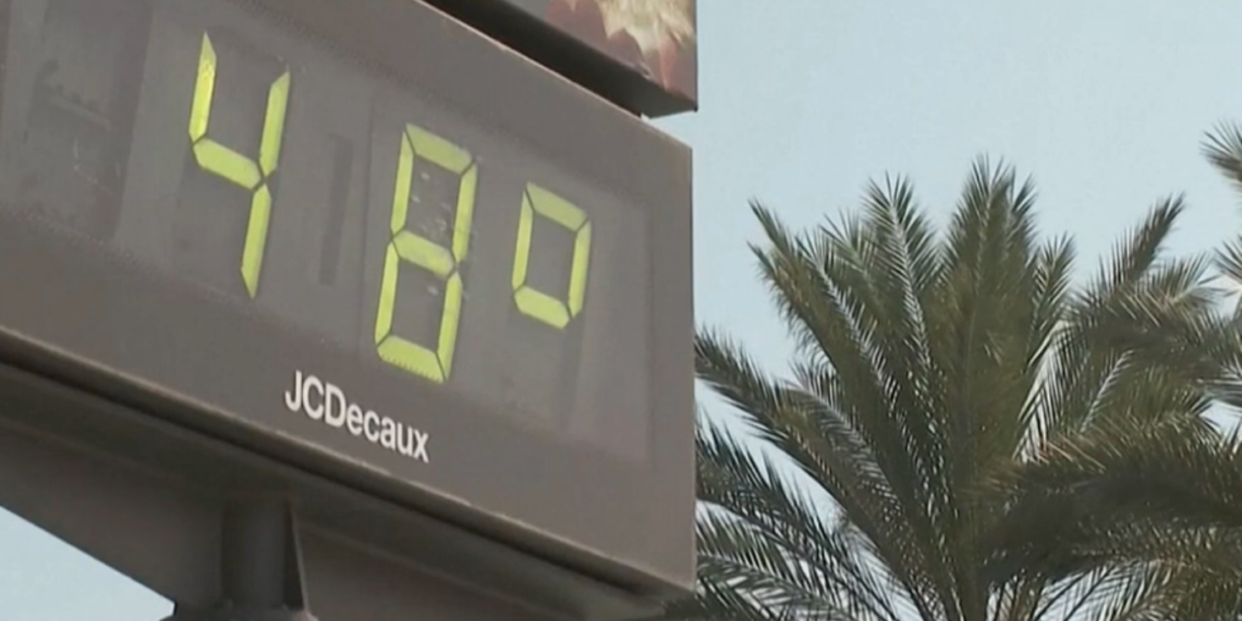 Ola de calor extremo en la Comunitat Valenciana: los termómetros rozan los 44 ºC en el interior y la humedad dispara el bochorno en la costa