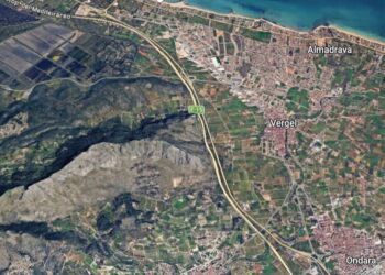 Movilizados medios terrestres y aéreos ante un incendio cercano a zona forestal en El Verger
