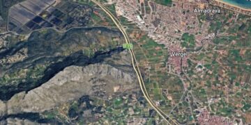 Movilizados medios terrestres y aéreos ante un incendio cercano a zona forestal en El Verger