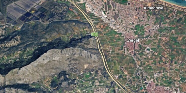 Movilizados medios terrestres y aéreos ante un incendio cercano a zona forestal en El Verger