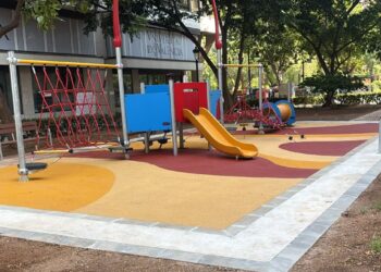 0817 Parc infantil placa de la Legio 2