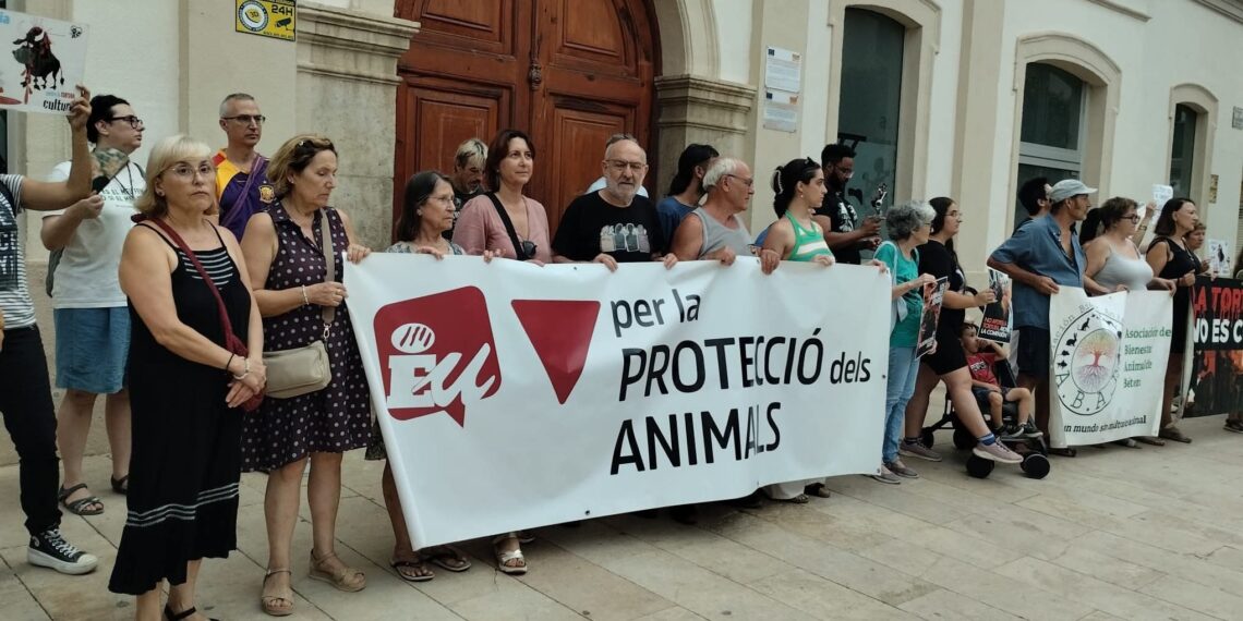 Activistas y vecinos vuelven a concentrarse en Alfafar para exigir la abolición de los festejos taurinos 1 Activistas y vecinos vuelven a concentrarse en Alfafar para exigir la abolición de los festejos taurinos