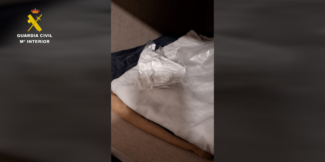 Tres personas detenidas por vender cocaína a través de la ventana de su casa en Castelló de Rugat 1 Tres personas detenidas por vender cocaína a través de la ventana de su casa en Castelló de Rugat