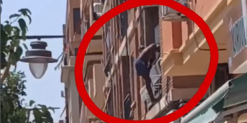 Un hombre salta desde un balcón en Chirivella y huye tras caer sobre colchones de seguridad