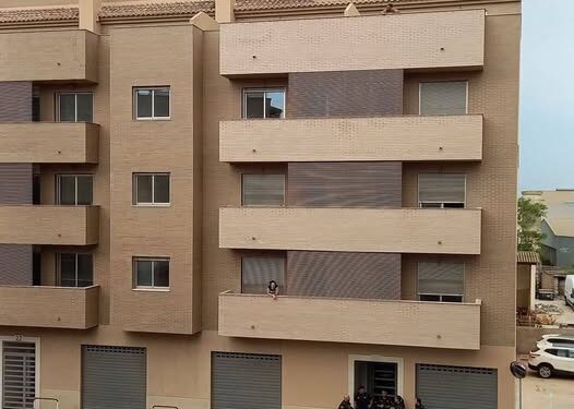 Una 'okupación' de un edificio orquestada de madrugada reactiva la alarma vecinal en Bétera