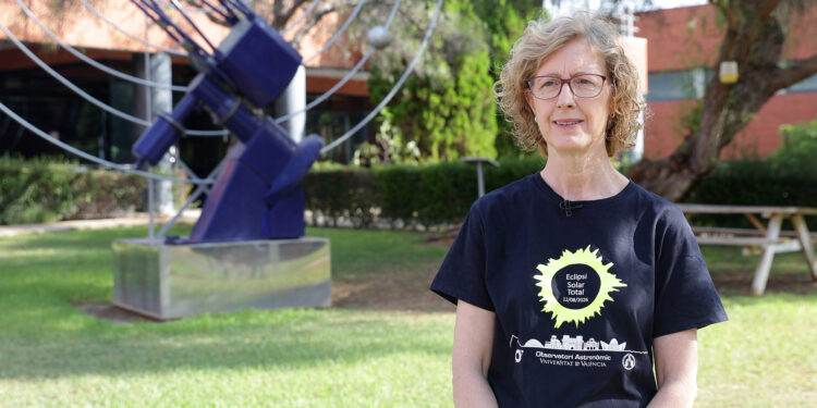 Amelia Ortiz, astrónoma del Observatorio Astronómico de la UV, aconseja cómo observar el eclipse con seguridad