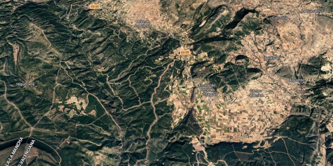 Un rayo desató ayer un incendio forestal en Aras de los Olmos que ya ha sido controlado por los bomberos 1 Un rayo desató ayer un incendio forestal en Aras de los Olmos que ya ha sido controlado por los bomberos