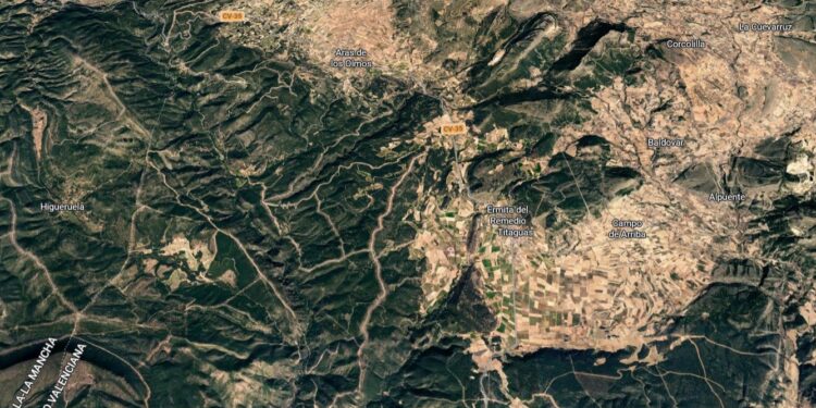 Un rayo desató ayer un incendio forestal en Aras de los Olmos que ya ha sido controlado por los bomberos 1 Un rayo desató ayer un incendio forestal en Aras de los Olmos que ya ha sido controlado por los bomberos
