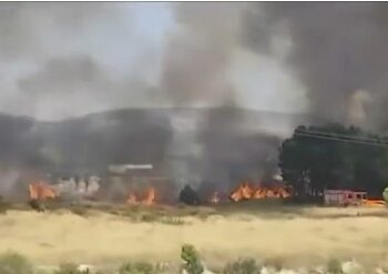 Un incendio forestal en Moixent moviliza medios aéreos y terrestres y obliga a cortar la carretera CV-589