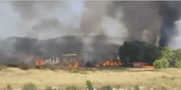 Un incendio forestal en Moixent moviliza medios aéreos y terrestres y obliga a cortar la carretera CV-589