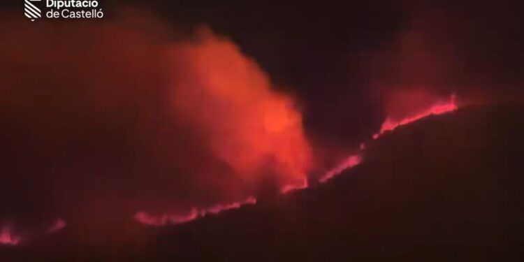 Se activa la UME y la Situación 2 del Plan de Incendios tras confinar La Serra d'Engarceràn por un voraz incendio forestal