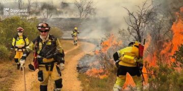 El incendio de Tírig se complica y obliga a decretar el confinamiento de la población de Catí