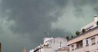Múltiples reventones húmedos con rachas destructivas de más de 130 km/h y lluvias torrenciales sacuden el interior alicantino