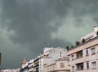 Múltiples reventones húmedos con rachas destructivas de más de 130 km/h y lluvias torrenciales sacuden el interior alicantino