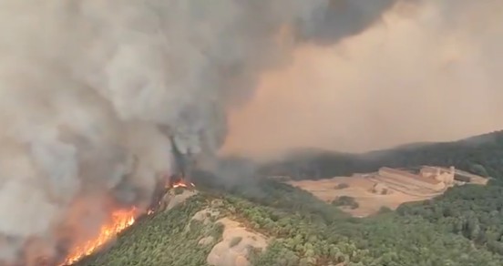 La UME entra en San Juan de la Peña para evacuar sus joyas históricas ante la amenaza del incendio de Riglos 1 La UME entra en San Juan de la Peña para evacuar sus joyas históricas ante la amenaza del incendio de Riglos