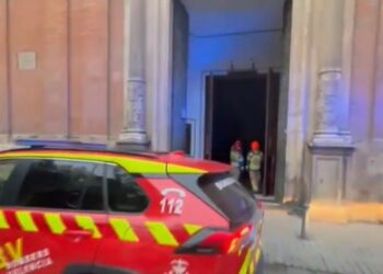 Un rayo obliga a desalojar la iglesia de San Tomás y San Felipe Neri en Valencia tras provocar una densa humareda