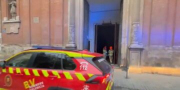 Un rayo obliga a desalojar la iglesia de San Tomás y San Felipe Neri en Valencia tras provocar una densa humareda