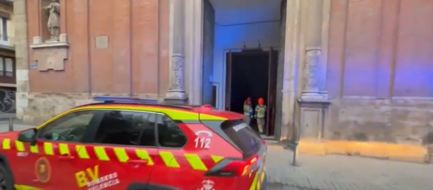 Un rayo obliga a desalojar la iglesia de San Tomás y San Felipe Neri en Valencia tras provocar una densa humareda 1 Un rayo obliga a desalojar la iglesia de San Tomás y San Felipe Neri en Valencia tras provocar una densa humareda