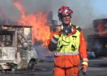 El Consorci de Bombers de Valéncia logra frenar el avance del fuego en el almacén de palés de madera y da el incendio por estabilizado 14 El Consorci de Bombers de Valéncia logra frenar el avance del fuego en el almacén de palés de madera y da el incendio por estabilizado